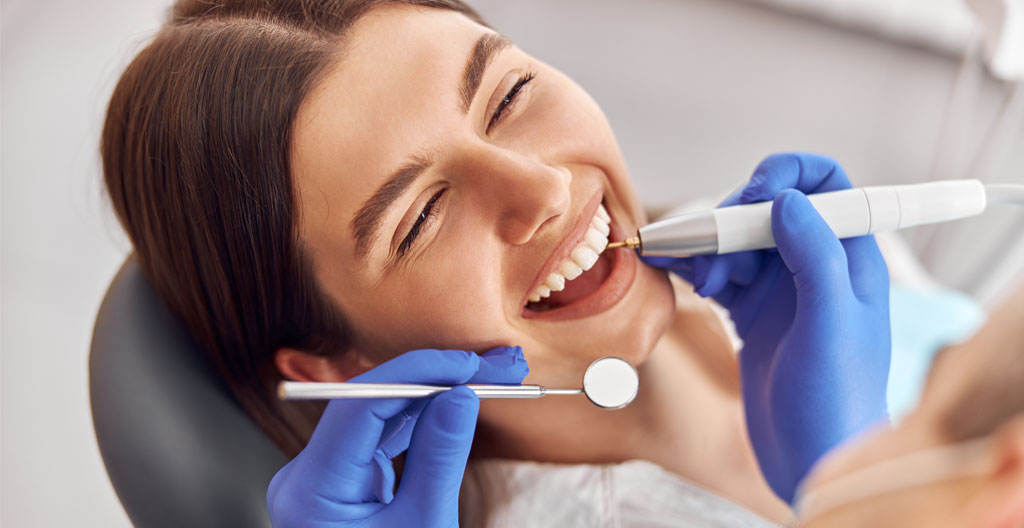 Couple discutant de leur budget santé familial à la maison